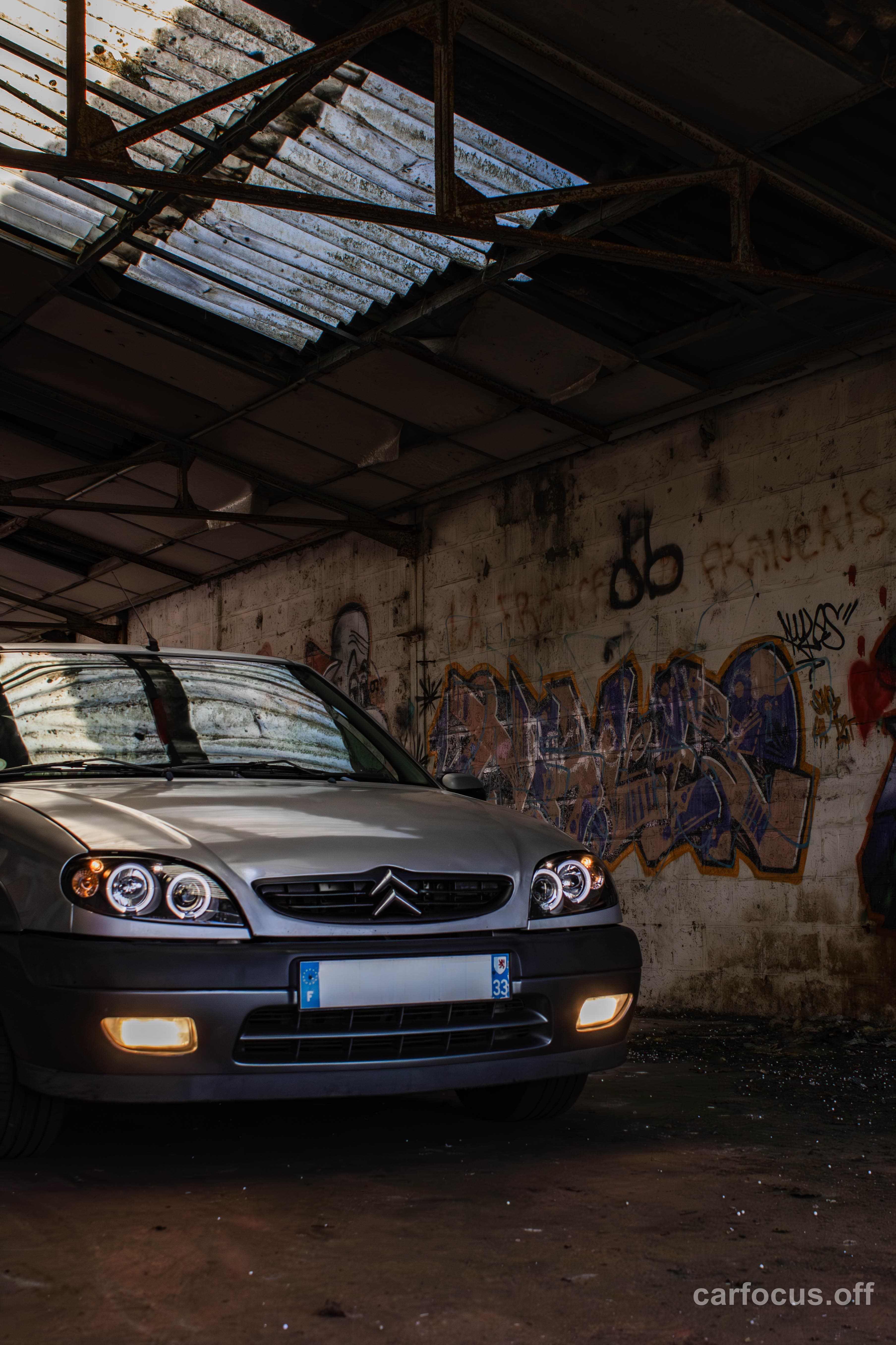 Avant — dans un entrepôt